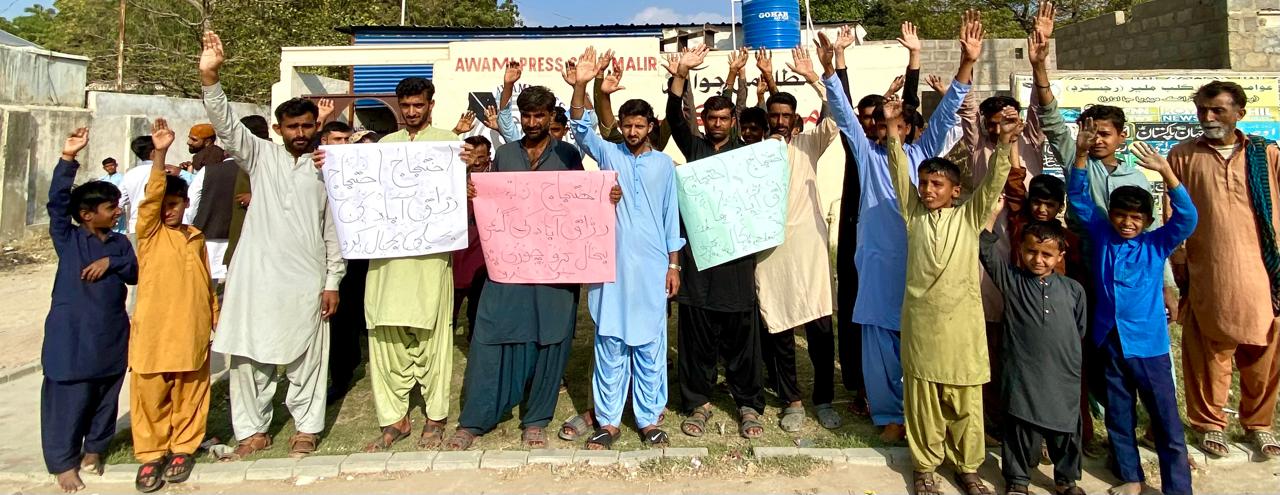 رزاق آباد ۾ پاڻي بجلي گئس ۽ ٻين سهولتن جي اڻهوند خلاف رهواسي سراپا احتجاج