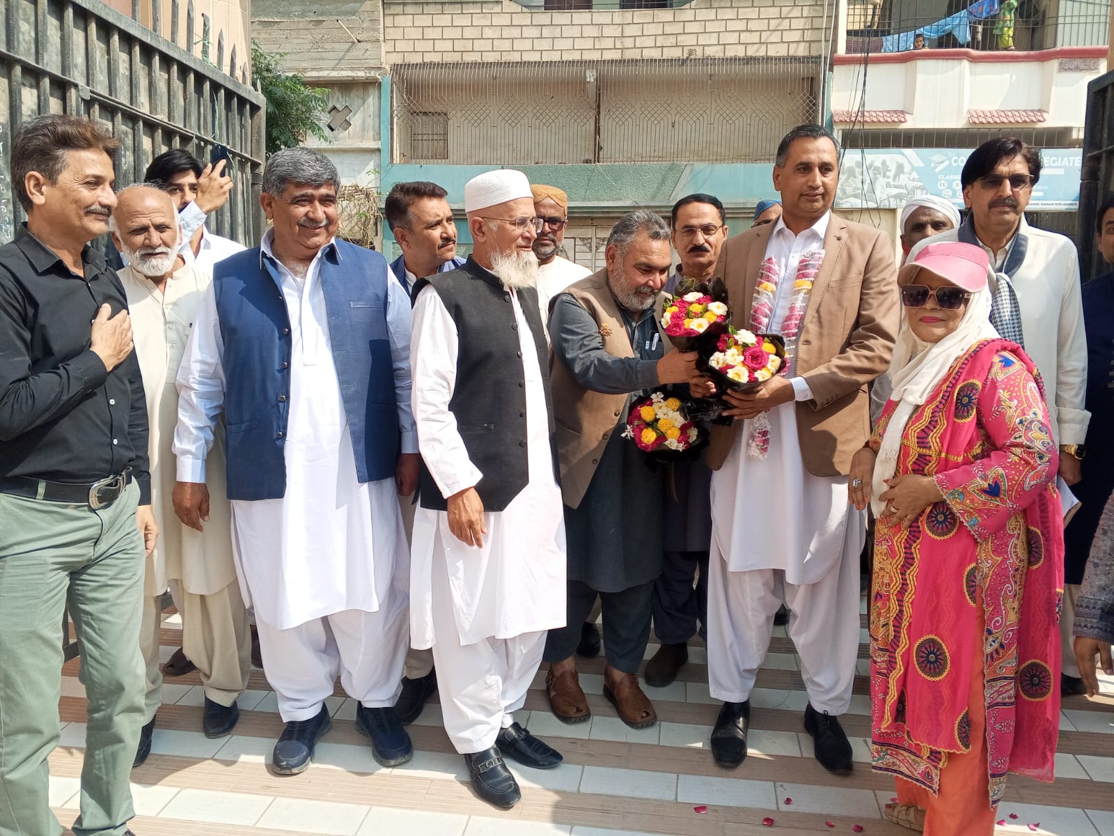 عبدالجبار ککراڻي ڊي اي او اولهه ڪراچي مقرر، آفيس پهچڻ تي آفيسرن ۽ استادن پاران آجيان