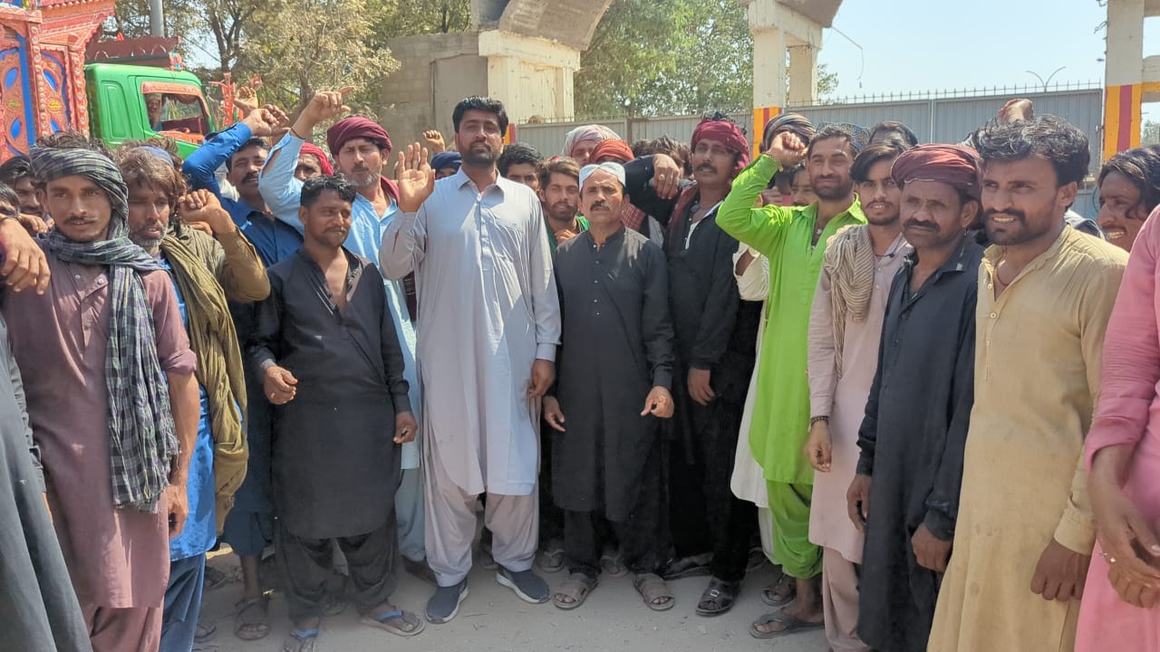 پپري ۾ وفاقي ٽي سي پي گدام مان 200 کان وڌيڪ مزدورن جي جبري برطرفي خلاف ڌرڻو