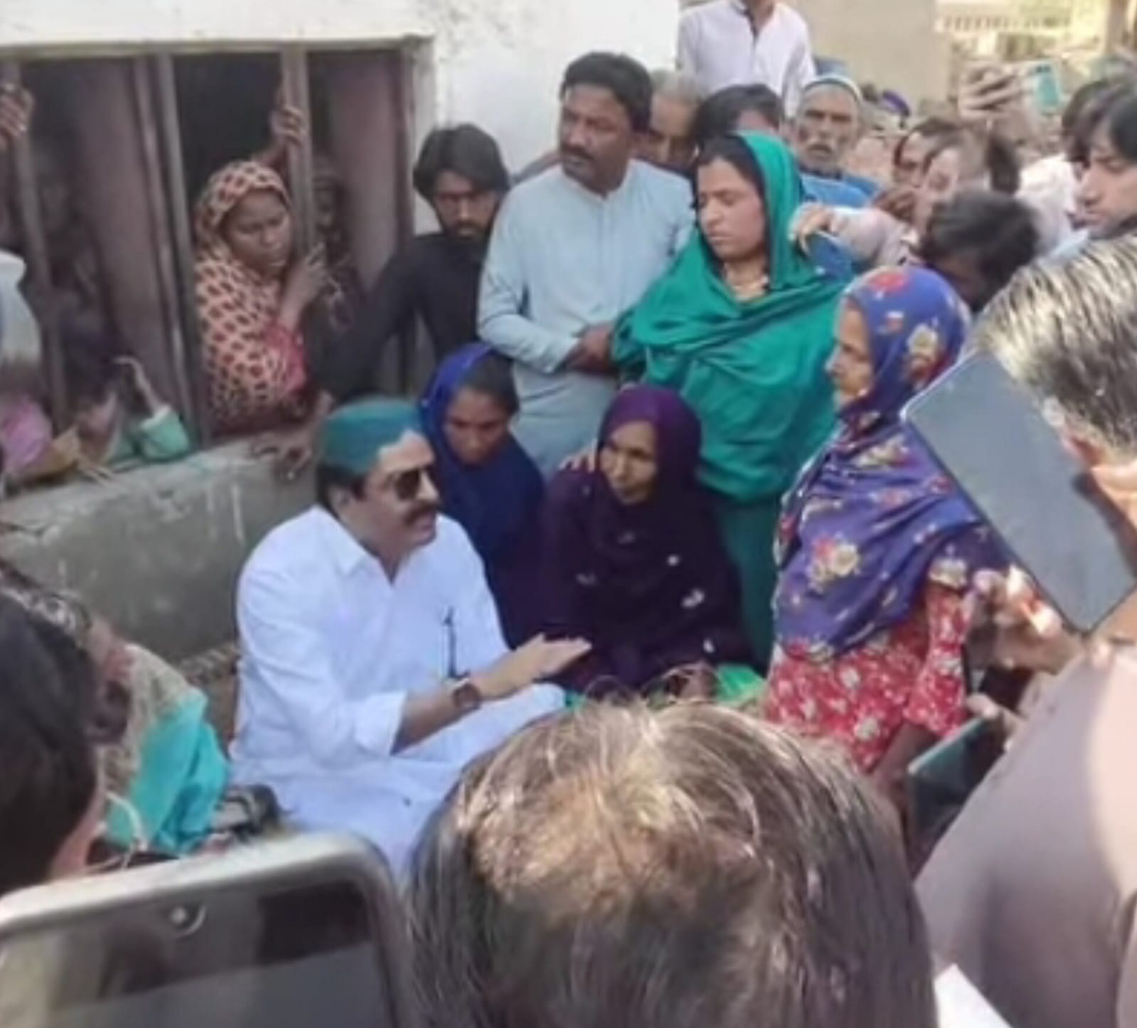 صوبائي وزير سردار شاهه عمرڪوٽ جي سولنگين وٽ پهچي ويو، عورتن سان ملاقات، واقعي جي سخت مذمت