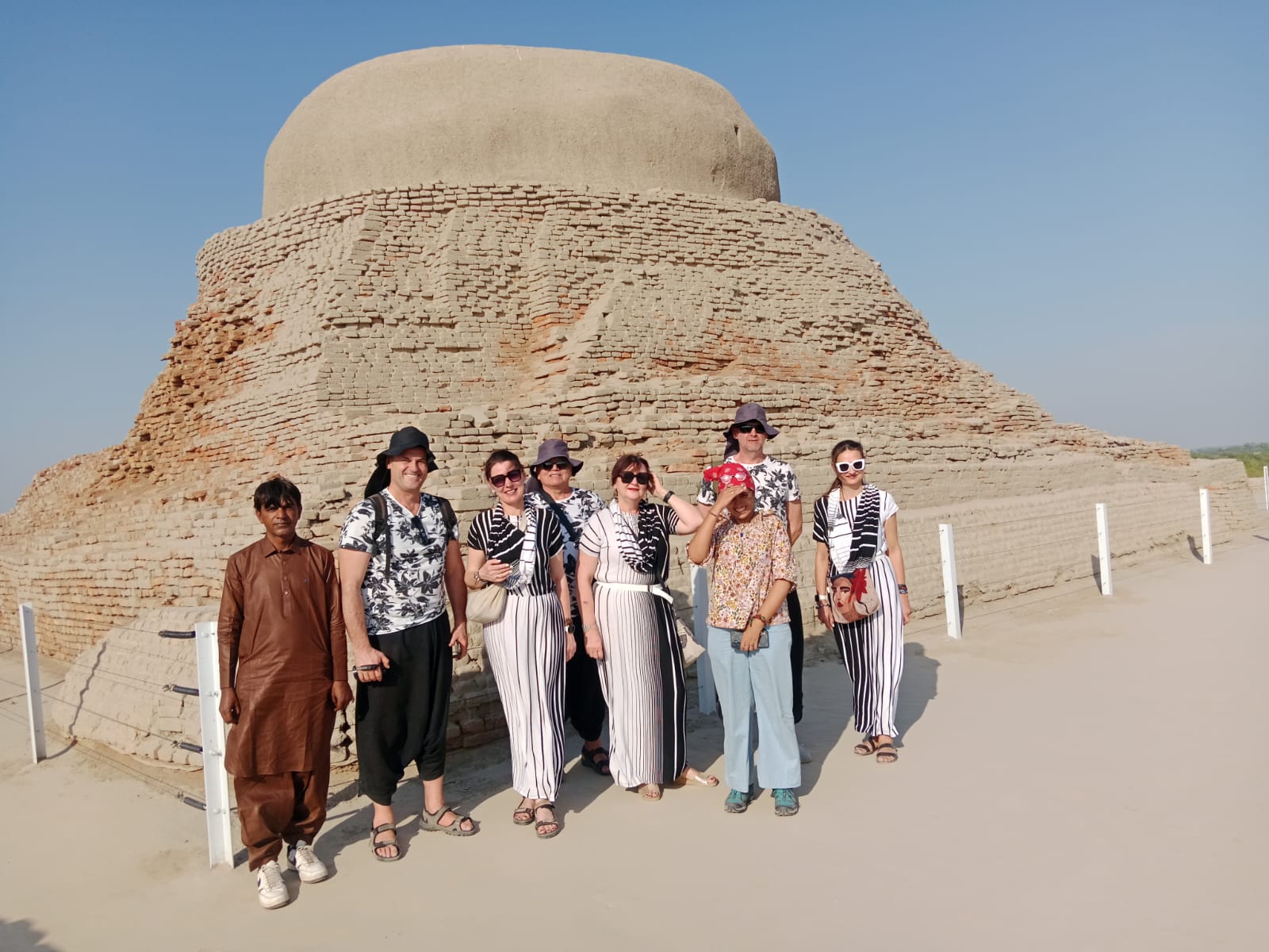 سنڌ جي قديمي ماڳ موهن جو دڙو تي هنگري جي سياحتي وفد جي آمد