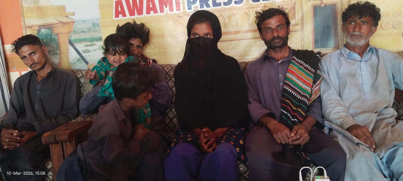 ٺٽي ۾ ساڪرو جي ڳوڍ حميد شورو واسي پورهيت جو گهرڀاتين سميت احتجاج