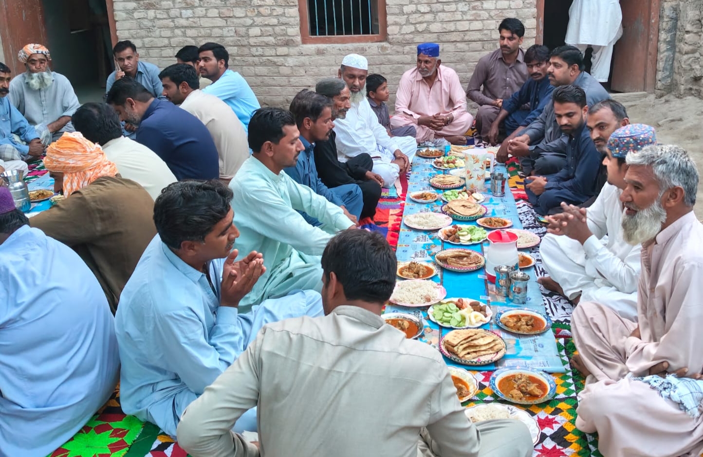 لکي غلام شاهه جي ڳوٺ رکيو مهر ۾ افطار پارٽي منعقد