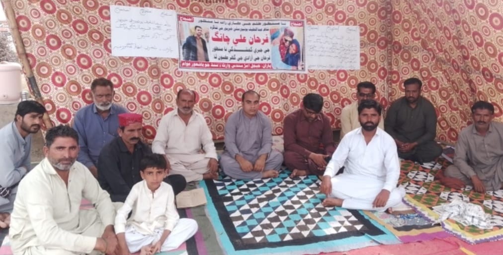 ھڱورجا مان 8 ڏينهن اڳ مبينا کنڀجي ويل لطيف يونيورسٽي جي شاگرد جي آزادي لاءِ احتجاج