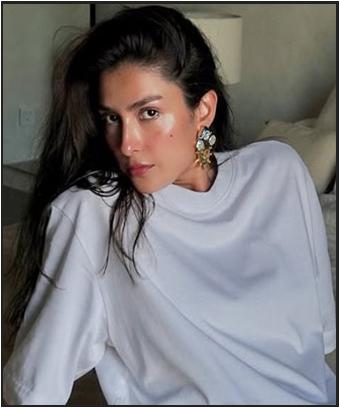 پاکستانی میزبان اور اینکر رابعہ انعم نے اداکارہ عائزہ خان کو پاکستان کا شاہ رخ خان قرار دے دیا