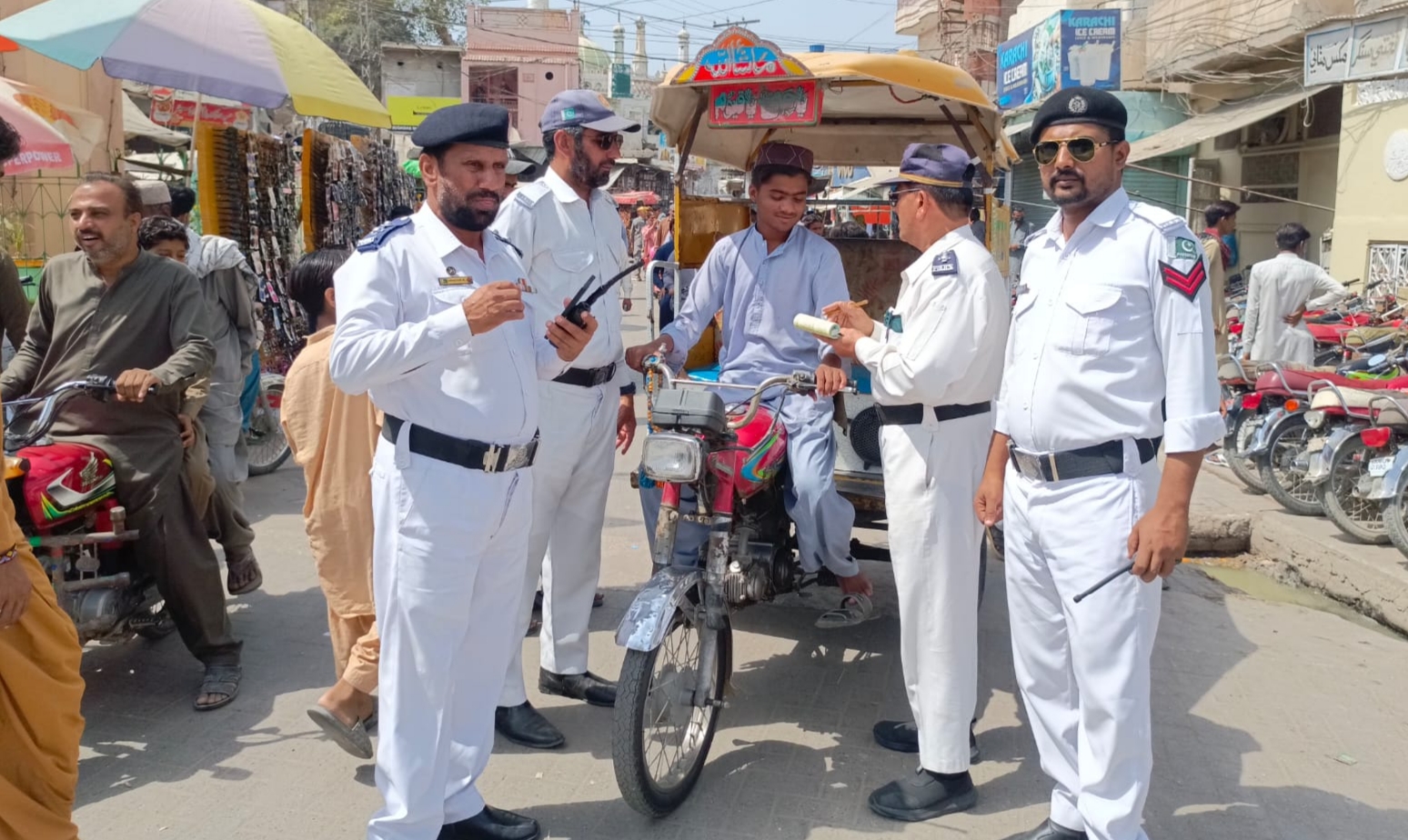 شڪارپور ۾ ٽريفڪ قانونن جي ڀڃڪڙي ڪندڙن خلاف ڪارروائيون تيز