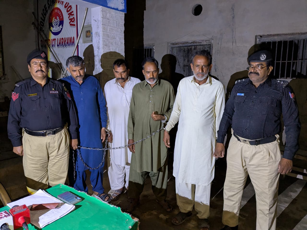 ڏوڪري پوليس پاران رشتو ڪرائڻ جي نالي تي فراڊ ڪندڙ گروهه کي گرفتار ڪرڻ جي دعويٰ