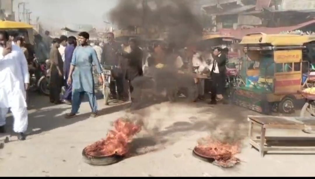 نوشهروفيروز ۾ ڊي سي ۽ اي سي جي مبينا زيادتين خلاف شهرين ۽ وڪيلن جو گڏيل احتجاج