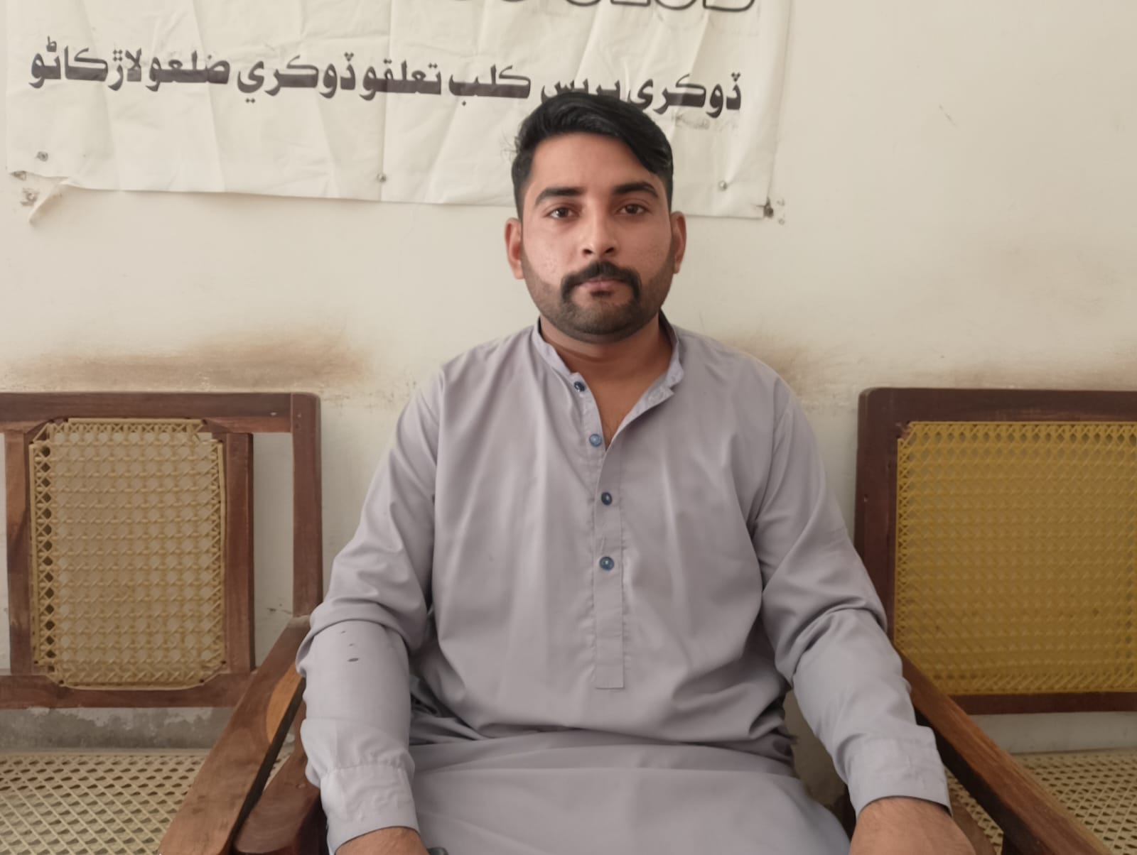 ڏوڪري واسي نوجوان جو مبينا ڌمڪيون ملڻ خلاف احتجاج