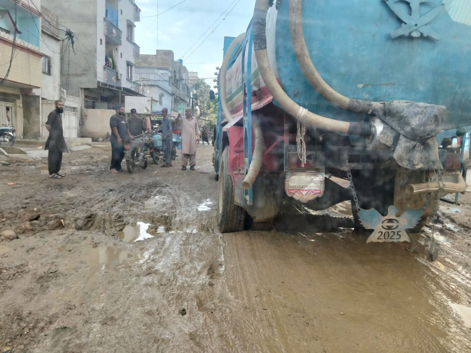 رزاق آباد سميت ٻين علائقن ۾ پاڻي جي مين لائين مان غيرقانوني ڪنيڪشنز جو انڪشاف