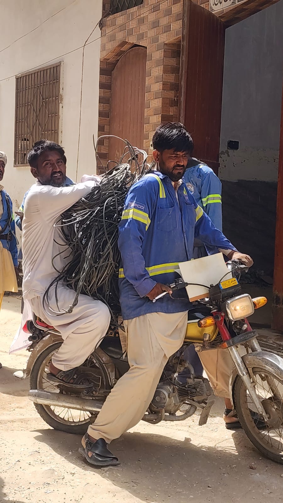 مورو ۾ واپڊا عملي جون بجلي چورن خلاف ڪارروائيون