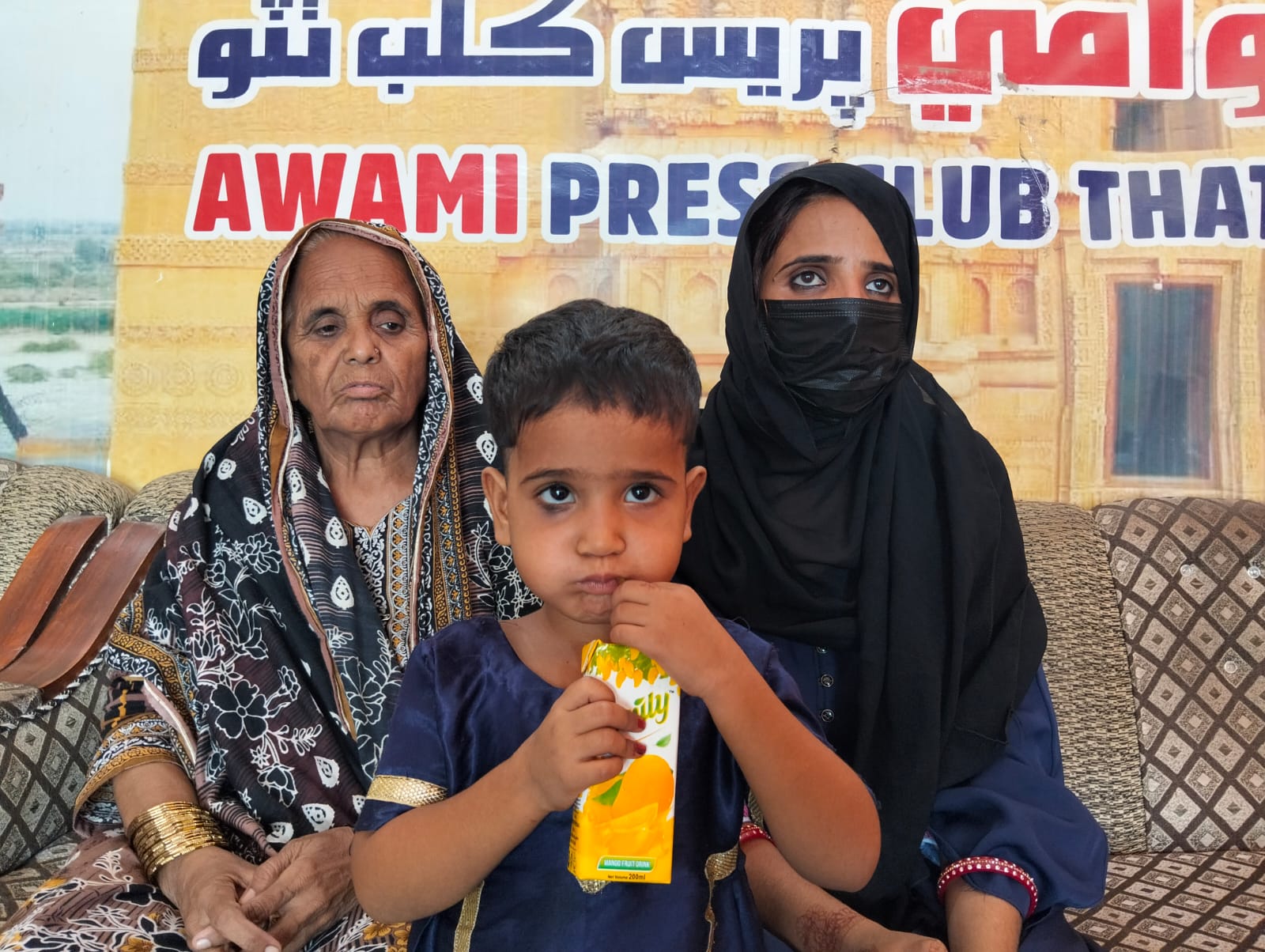 ٺٽو: ناري جو امڙ سان گڏ مڙس خلاف احتجاجي مظاهرو