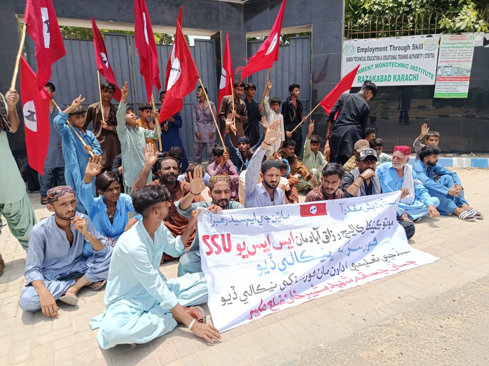ملير: رزاق آباد مونو ٽيڪنيڪل ڪاليج تي مبينا قبضي خلاف احتجاج