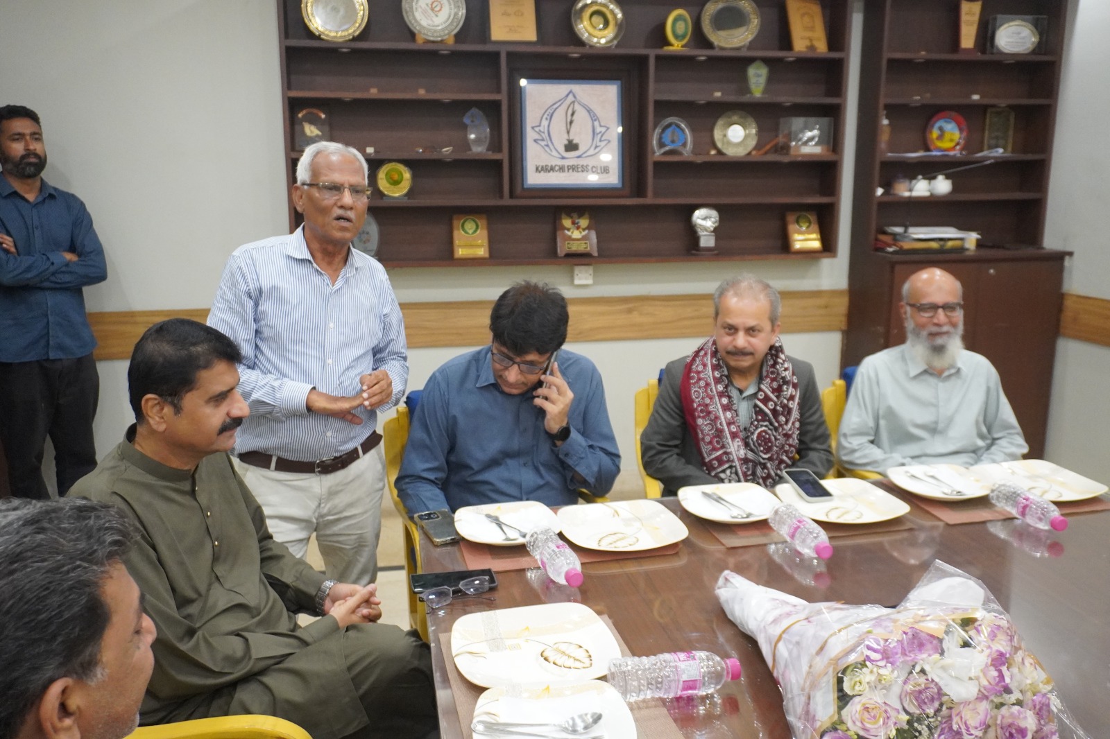 ڈاکٹر روتھ فائو سول اسپتال کراچی کے میڈیکل سپرنٹنڈنٹ ڈاکٹر خالد بخاری نے کراچی پریس کلب کا دورہ کیا