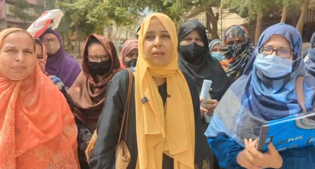 گلشن حديد ۾ ليڊي هيلٿ ورڪرز جو سپروائيزر خلاف ڪم ڇڏ هڙتال ۽ احتجاج
