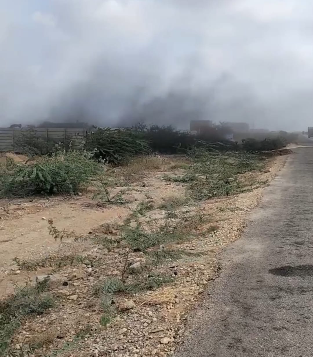 ملير: گهگهر لنڪ روڊ تي ڪوئلي جي کليل ڊپو مان زهريلو دونهون نڪرڻ لڳو