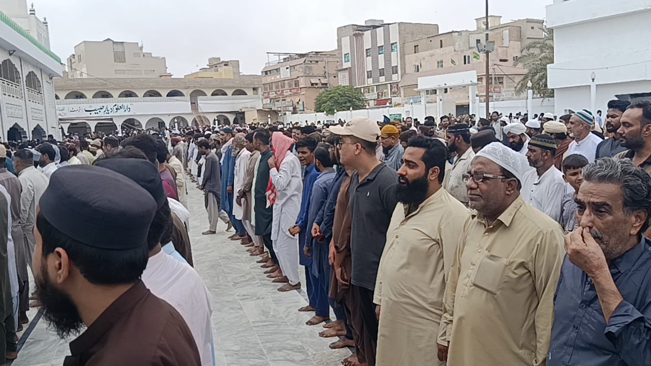 ملير: گلشن حديد ۾ ناليواري عالمِ دين مولانا اڪرم سعدي جي جنازي نماز ادا