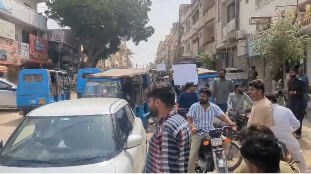 ملير: گلشن حديد ۾ واپارين پاران پوليس خلاف شٽر ڊائون هڙتال ۽ احتجاج