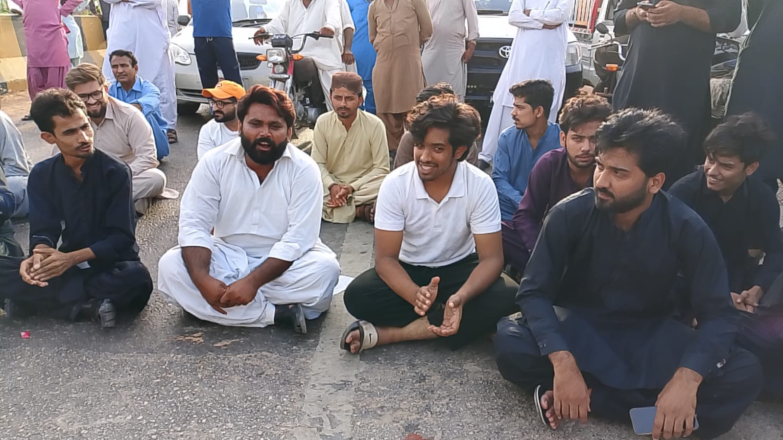 ٺٽي، مڪلي ۽ ڀرپاسي اڻ بجلي جي اعلانيل لوڊشيڊنگ خلاف نوجوان روڊن تي نڪري آيا