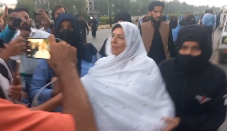 بانی پی ٹی آئی کی بہنوں کو اسلام آباد پولیس نے گرفتار کر لیا