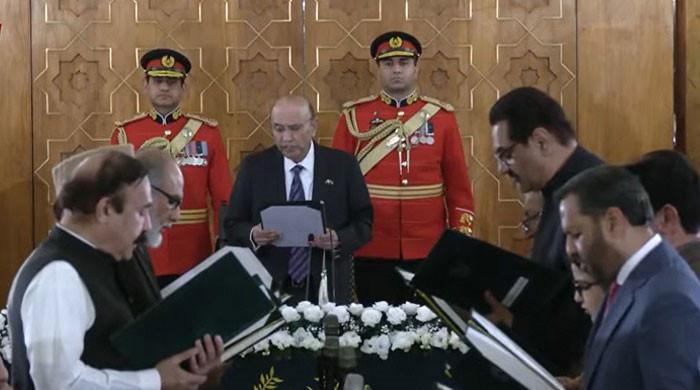 وفاقی کابینہ میں مزید24 ارکان کی شمولیت، 13وزرا اور 11وزرائے مملکت نے حلف اٹھالیا