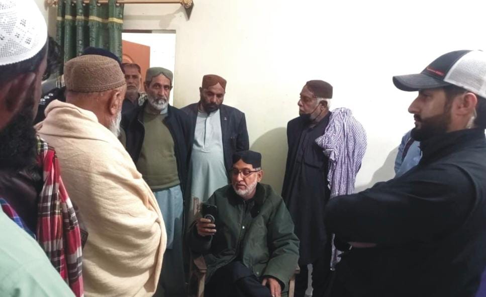 سردار اختر مینگل گرفتاری پیش کرنے کےلئے وڈھ تھانہ پہنچ گئے