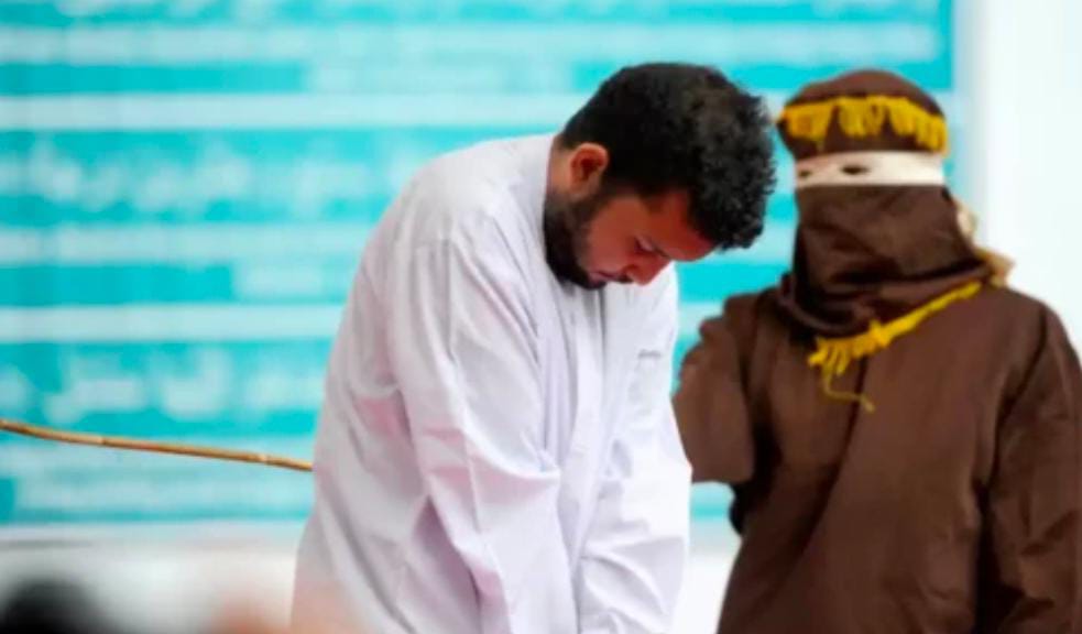 انڈونیشیا میں ہم جنس پرستی پر 2 افراد کو سر عام کوڑے مارے گئے