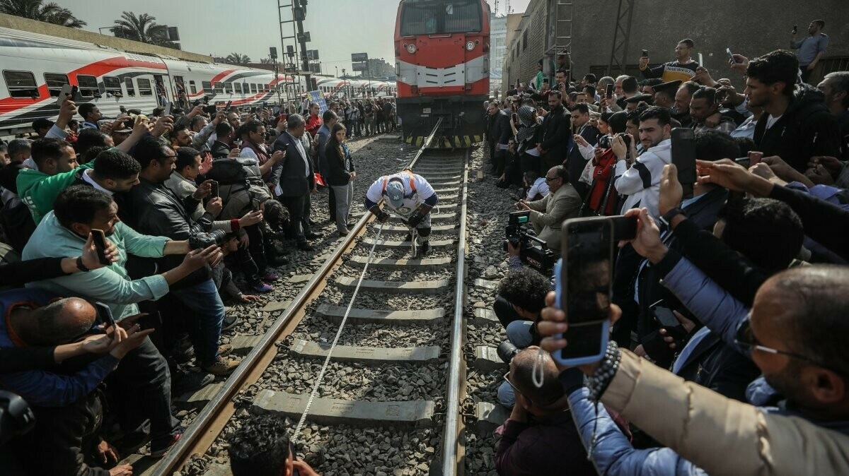 مصری شہری نے روزے میں 279 ٹن وزنی ٹرین کھینچ کر عالمی ریکارڈ بنا دیا