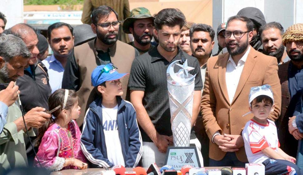 پی ایس ایل ٹرافی کوئٹہ پہنچ گئی، شائقین کی جانب سے بھرپور استقبال