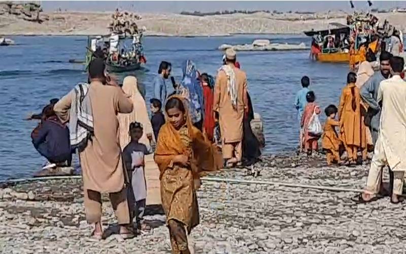 دریائے سندھ میں تیز رفتار کشتی الٹ کی وجہ سے 3افراد ڈوب گئے، تربیلہ جھیل کشتی حادثہ ، 130 مسافروں کو بحفاظت نکال لیا گیا