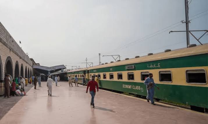 پاکستان ریلوے کے 80 ملازمین کو نوکریوں سے فارغ کر دیا گیا