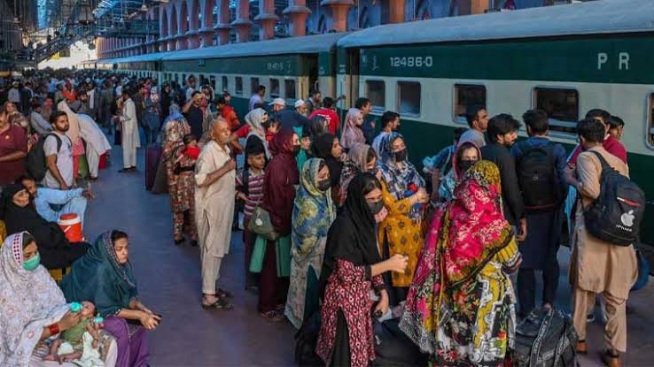 10ٹرینیں آؤٹ سورس کی جائیں گی، وفاقی وزیر ریلوے