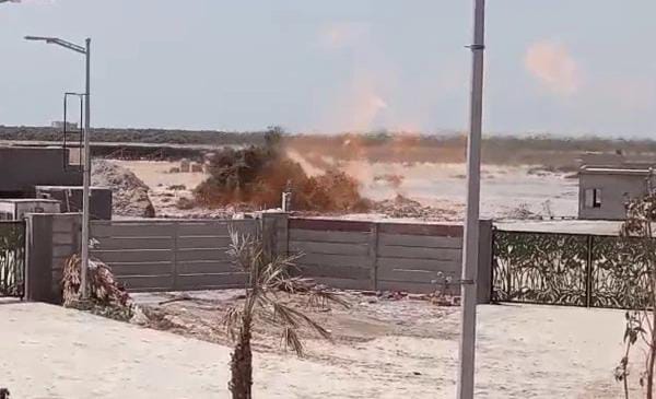 کراچی؛ کورنگی میں چند روز قبل بھڑکنے والی آگ بدستور شدت سے جاری