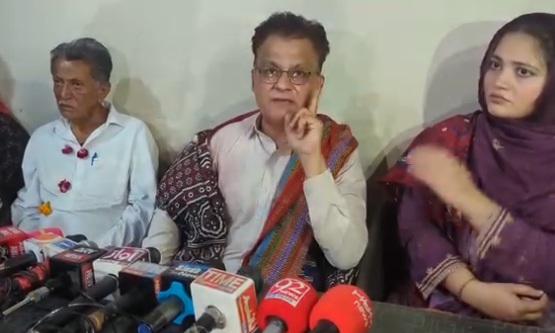 ڊپٽي ڪمشنر ٽڪي جو ملازم آھي، وزيرن جي چوڻ تي زمينون لکي ڏيڻ جي سندس ڪهڙي اوقات آھي؟ اياز لطيف پليجو