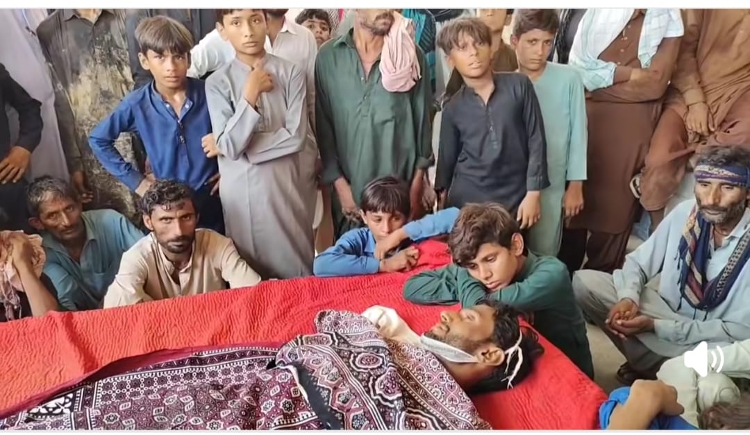 پڊعيدن ۾ هڪ ٻانهن کان معذور نوجوان جو گولي لڳل لاش هٿ، وارثن جو لاش رکي ڌرڻو
