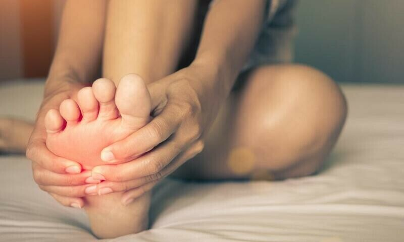 پاؤں اور گھٹنوں کی سوجن کن خطرناک بیماریوں کی علامت ہو سکتی ہے؟ جانئے مکمل تفصیل
