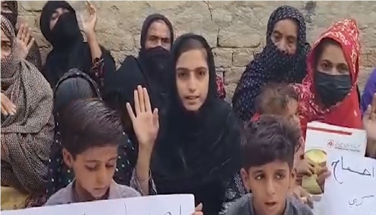 مورو: گاؤں بجراڻي لغاری کے رہائشیوں کا پولیس کے مظالم کے خلاف احتجاج، پولیس تمام مردوں کو لے گئی، ہم بھوکے ہیں: خواتین