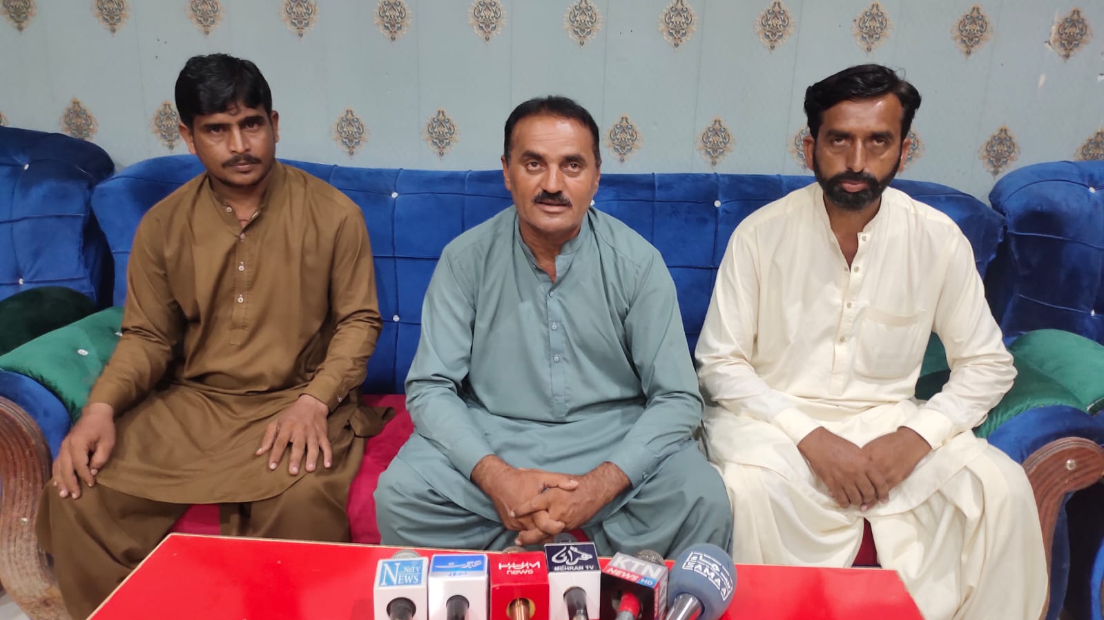 نوشهروفيروز ۾ ڳوٺ پليو مستوئي واسين جو ٻن ڄڻن جي قتل خلاف احتجاج