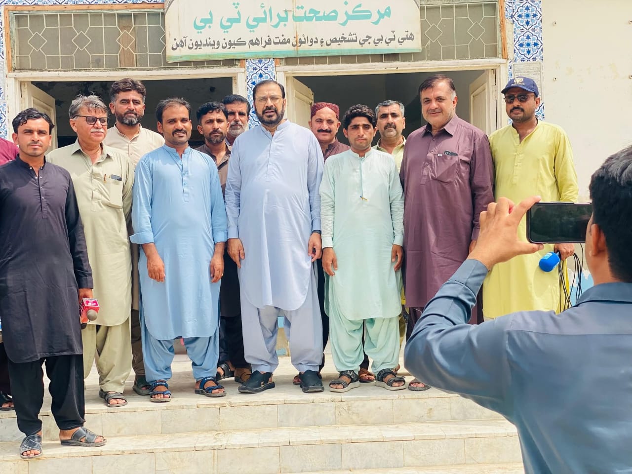وڳڻ ۾ ڊي ايڇ او قمبر شھدادڪوٽ ڊاڪٽر گلزار علي تنيو پاران ميڊيا جي نمائندن کي اسپتال جو دورو