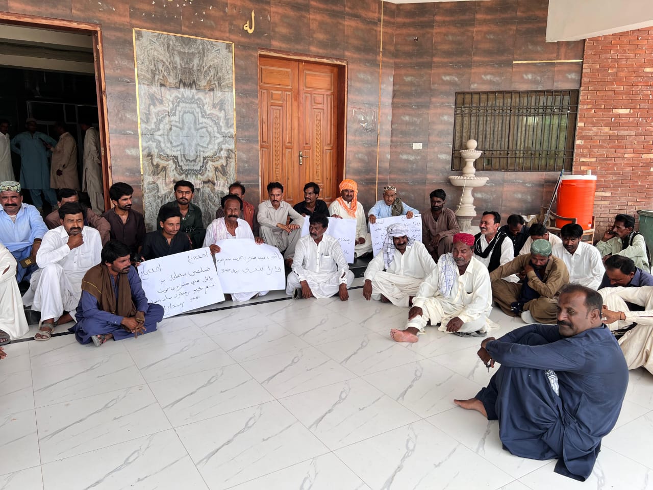 سجاول ۾ آبادگارن جو پاڻي کوٽ خلاف ڊي سي آفيس آڏو ڌرڻو، نعريبازي
