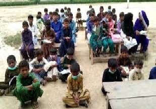 عمرڪوٽ ۾ اسڪولي عمارتن جو ڪم رولڙي جو شڪار، ڪتاب برسات ۾ خراب