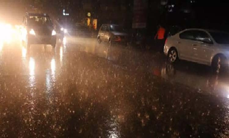 ملير ۾ برسات جو ٻيو ڏينهن، زندگي مفلوج, سڪڻ ندي م فاٿل اٺن ڳوٺاڻن کي بچايو ويو