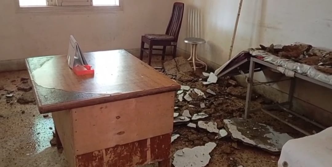 رزاق آباد ۾ سرڪاري ڊسپينسري جي ڇت جا چاپڙا ڪري پيا، مريض ۽ ڊاڪٽر معجزاڻي طور بچي ويا