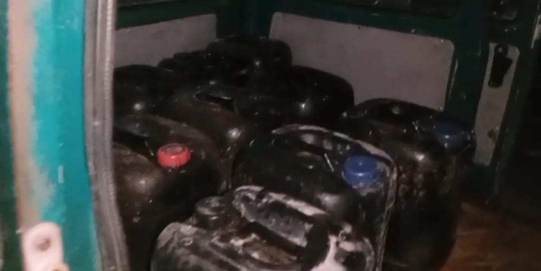 ملير: شاهه لطيف ٽائون پوليس جي ڪارروائي، چوري ٿيل ڪوڪنگ آئل سان ڀريل گاڏي هٿ ڪرڻ جي دعويٰ