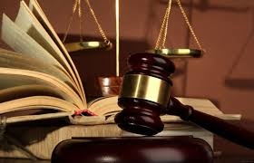 وکیل نے دوران سماعت چیف جسٹس پر جوتا پھینک دیا