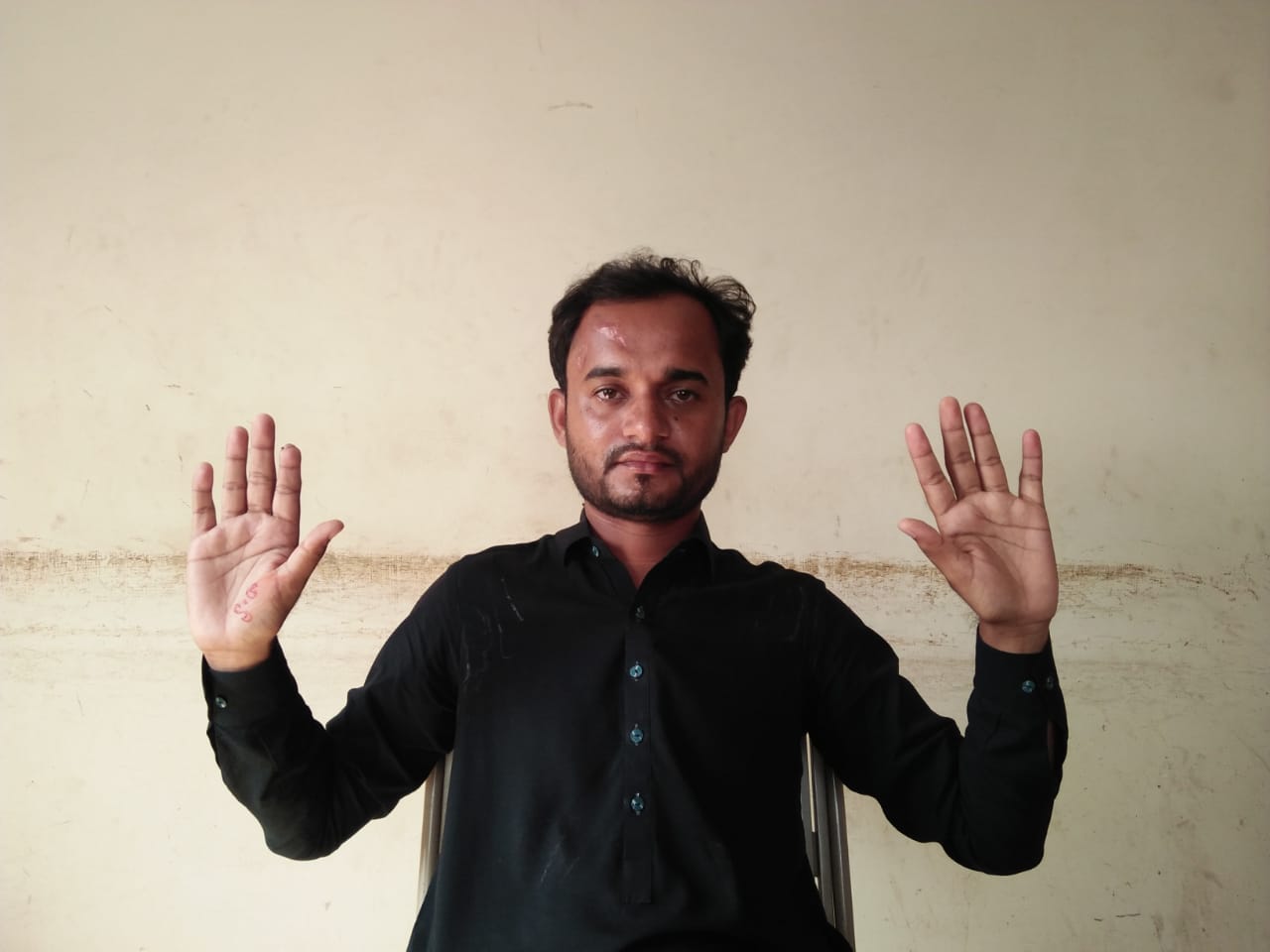 عمرڪوٽ ۾ نوجوان جو گهرواري خلاف احتجاجي مظاهرو