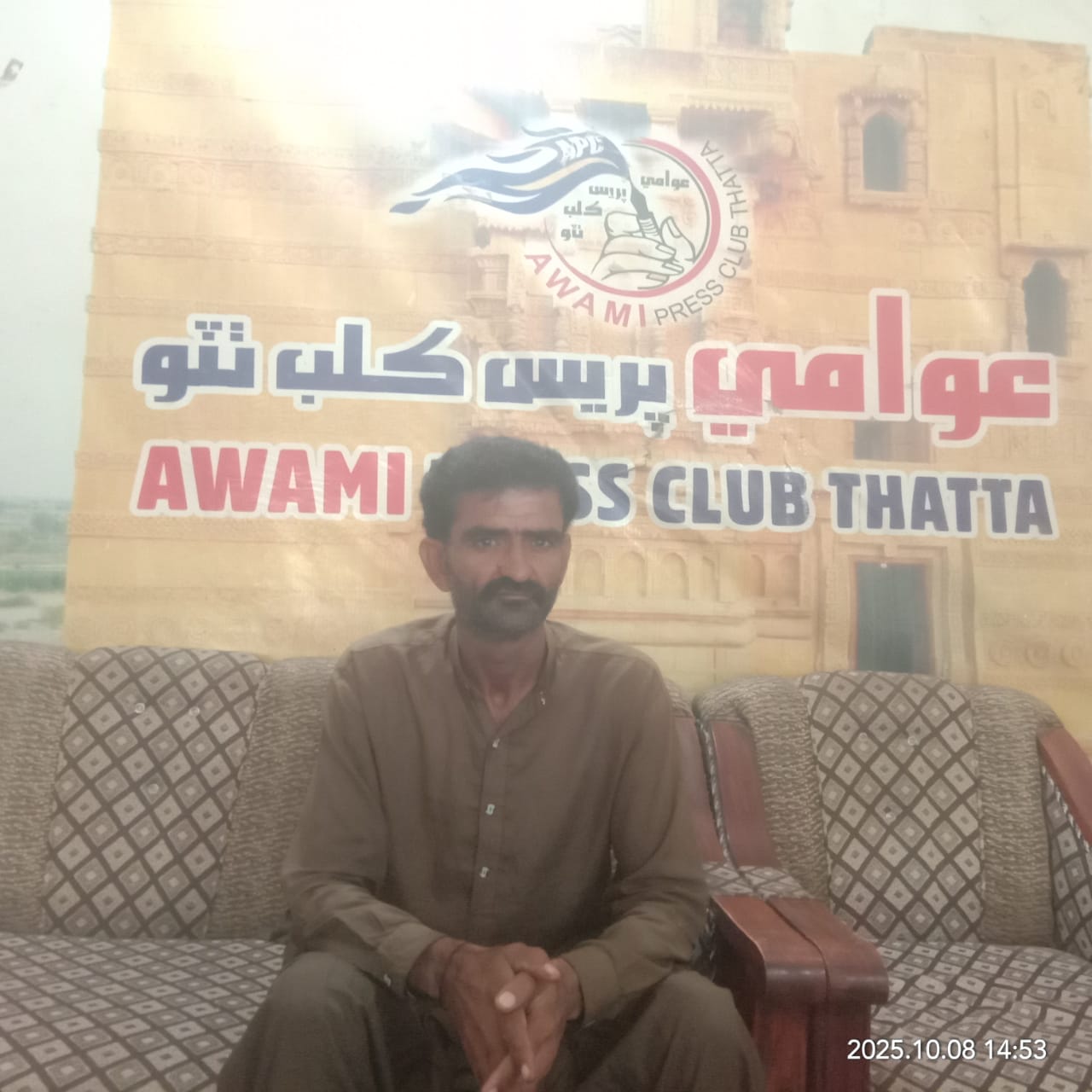 ٺٽي ۾ نوجوان جو بااثرن جي مبينا زيادتين خلاف احتجاج