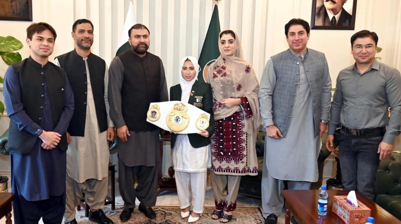میر سرفراز بگٹی سے کوئٹہ کی باصلاحیت انٹرنیشنل پروفیشنل باکسر عابدہ بتول کی ملاقات