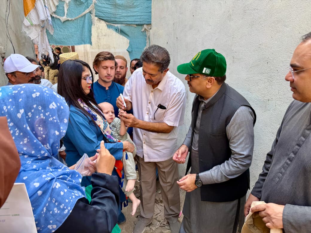 وڏي وزير جي خاص مددگار راجوير سنگهه سوڍو پاران ملير ۾ پوليو جي خاتمي واري مهم ۾ شرڪت، ٻارڙن کي ڦڙا پيئاريا