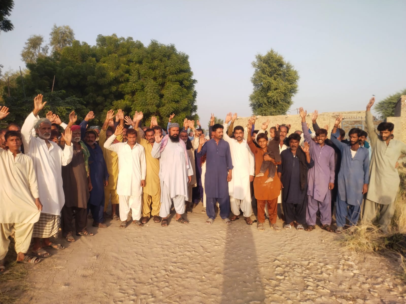 نوشهروفيروز ڀرسان پوليس پاران فل فراءِ ڪيل نوجوان جي وارثن جو احتجاج